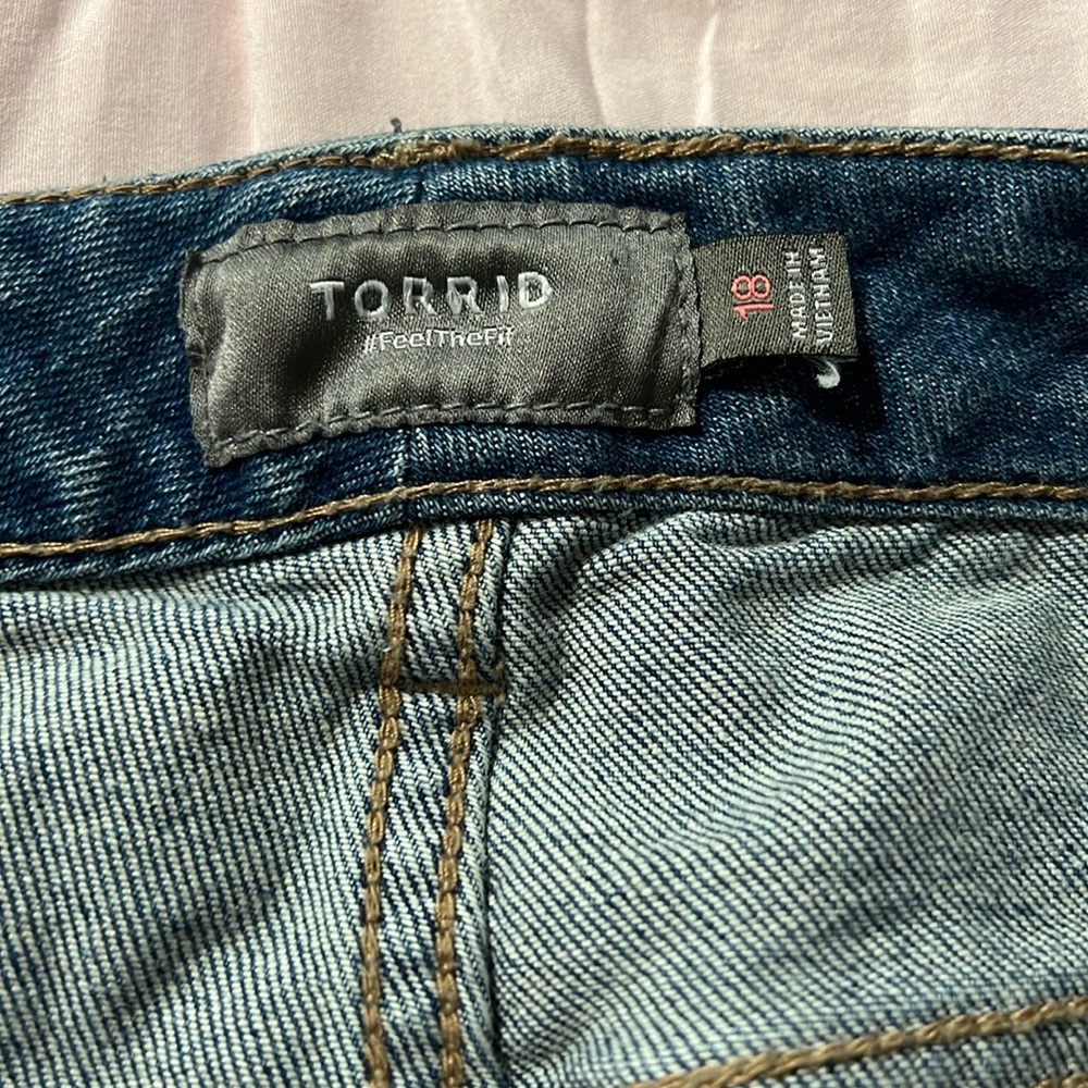 Toured Jean shorts with frayed edges, size 18.